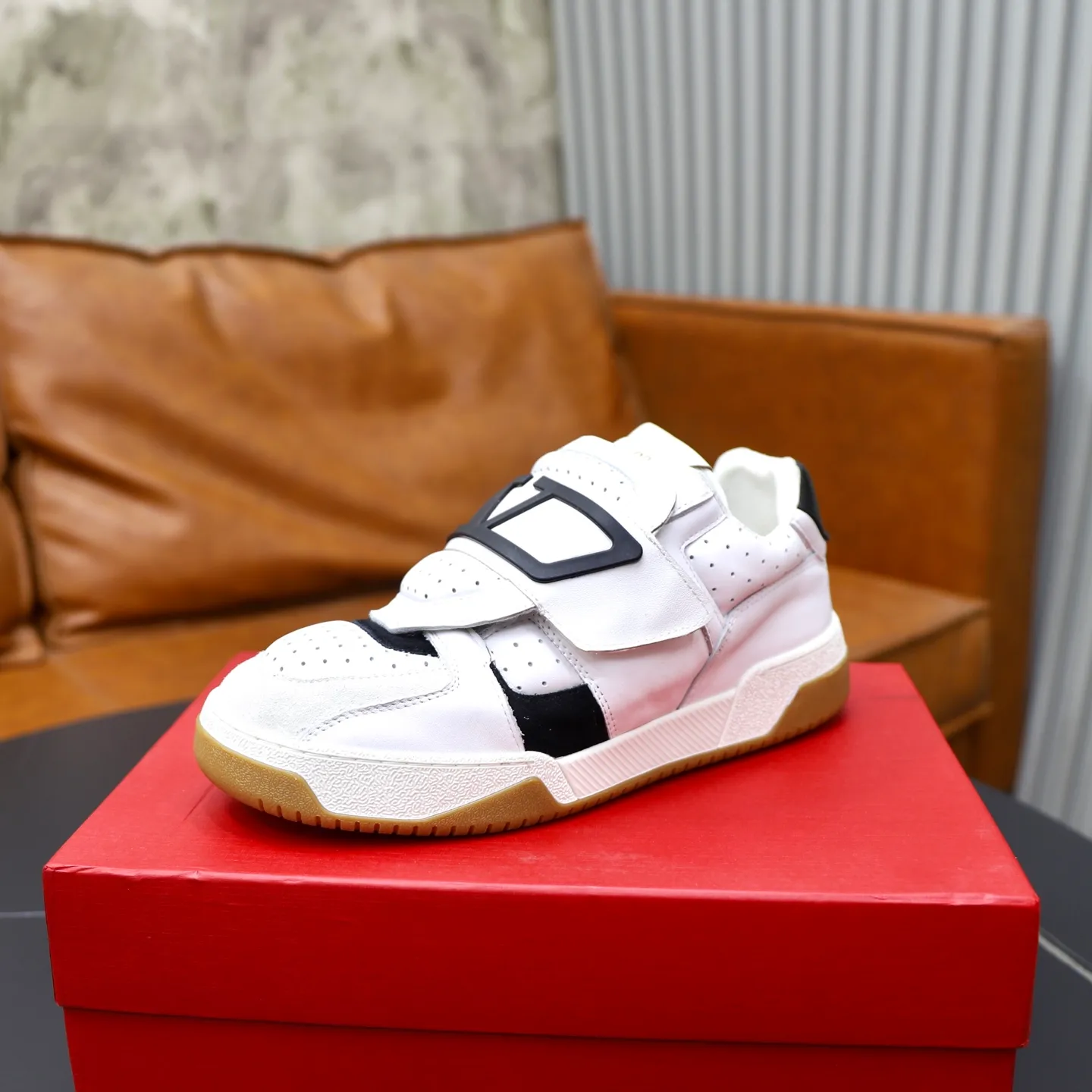 Ex-factory price: 520💰VALENTINO/Valentino Men's latest low-top thick-soled sports shoes are shipped. Made with heavy industry, men's fine casual sports shoes, versatile style. Original leather, rubber lines embellished with geometric segmented uppers, hand-stitched, novel and fashionable, rubber soles with details on the front and back, and the tongue is decorated with the Valentino Garavani Logo, which is comfortable, breathable and durable! Comes with full original packaging! Code number: 38-39-40-41-42-43-44 (45, 46 can be customized)